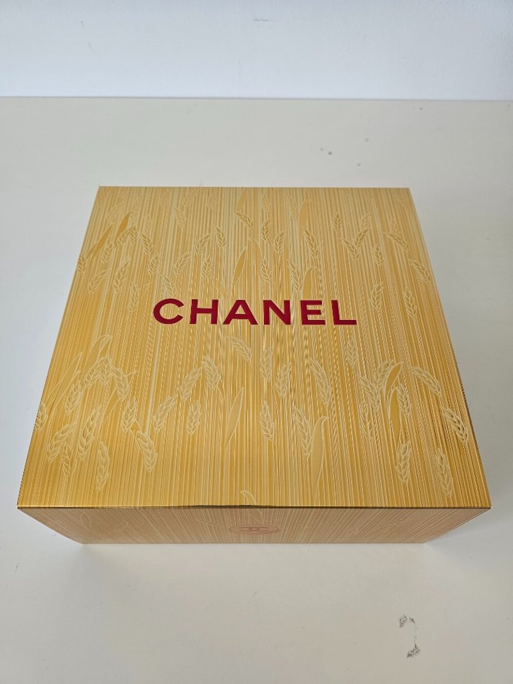 New CHANEL White Holiday Gift Box w/ Gold Embossed Sleeve 8.75" x 8.75" x 4"